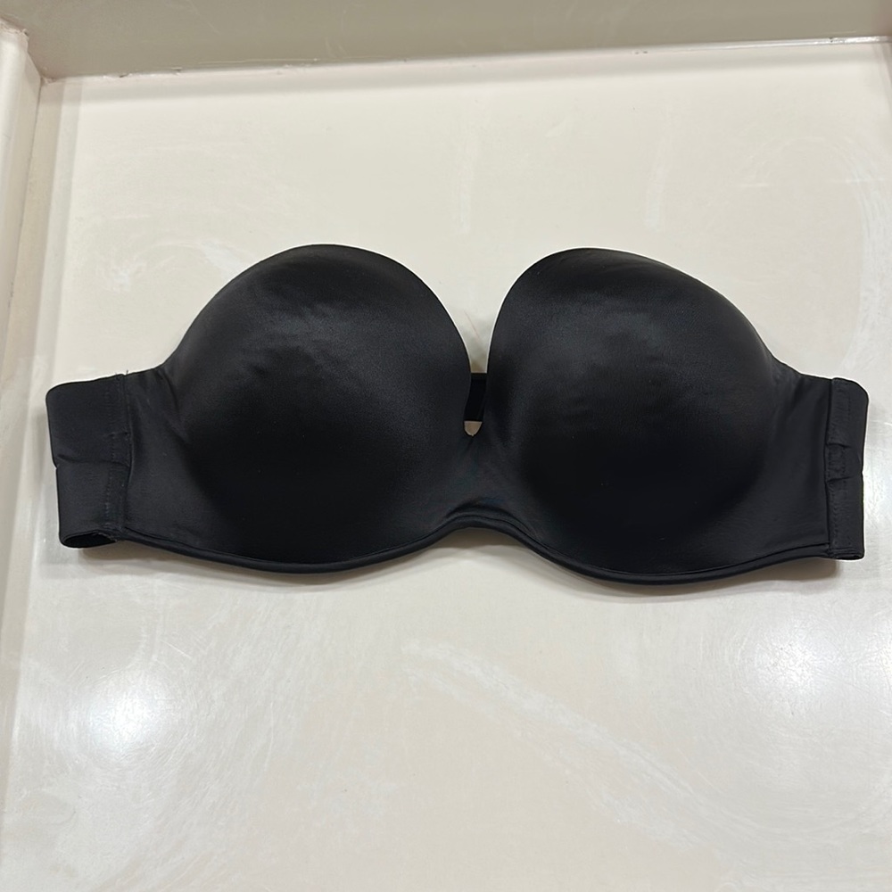 Black strapless bra